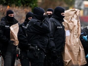 Agentes de policía trabajan durante la redada en Berlín este miércoles