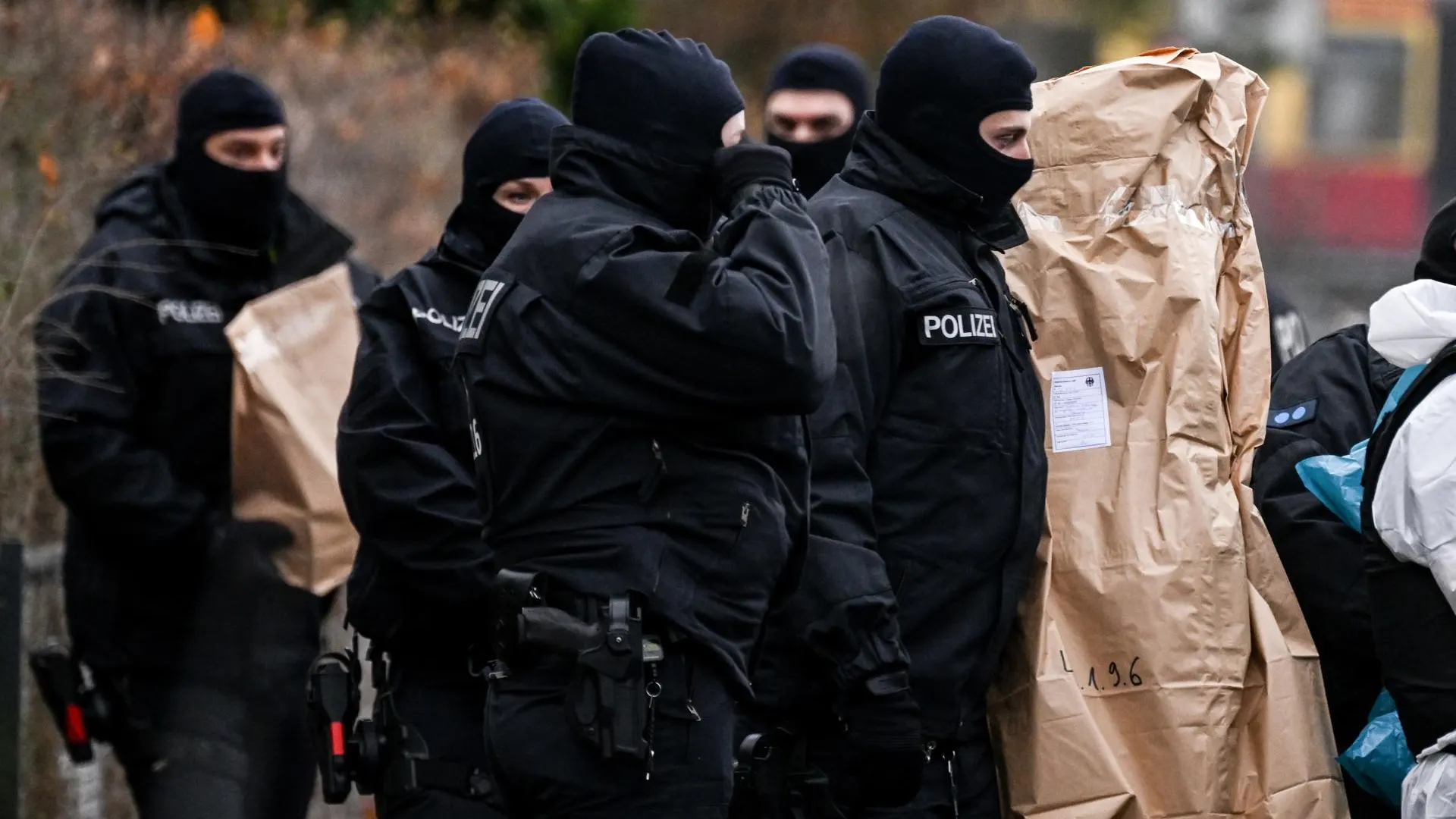 Agentes de polic&iacute;a trabajan durante la redada en Berl&iacute;n este mi&eacute;rcoles