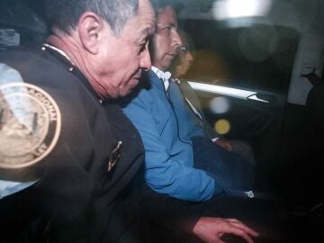 El expresidente de Perú, Pedro Castillo, durante su traslado policial
