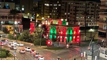 El edificio de Aguas de Murcia se ilumina con los colores de Marruecos