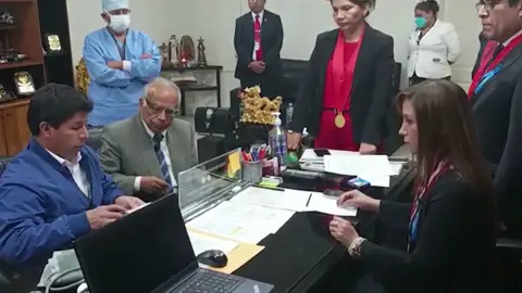 Pedro Castillo, tras ser detenido por las autoridades Pedro Castillo, tras ser detenido por las autoridades