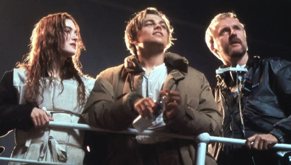 Kate Winslet, Leonardo DiCaprio y James Cameron, en el rodaje de 'Titanic'