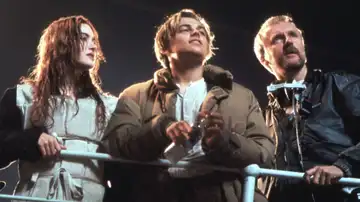 Kate Winslet, Leonardo DiCaprio y James Cameron, en el rodaje de &#39;Titanic&#39;