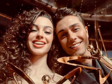 Los actores que interpretan a Doruk y Asiye en &lsquo;Hermanos&rsquo; ganan el premio &lsquo;Mejor pareja de serie de TV&rsquo; 
