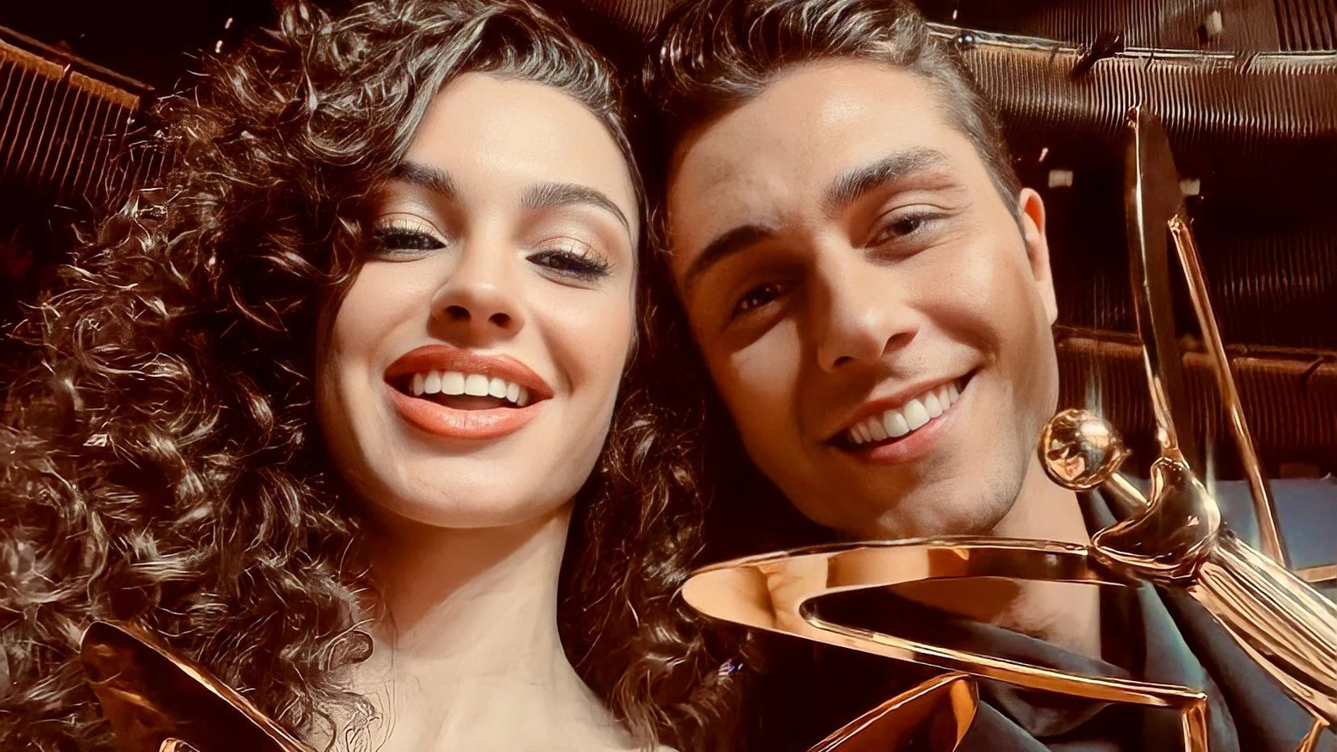 Los actores que interpretan a Doruk y Asiye en ‘Hermanos’ ganan el premio ‘Mejor pareja de serie de TV’