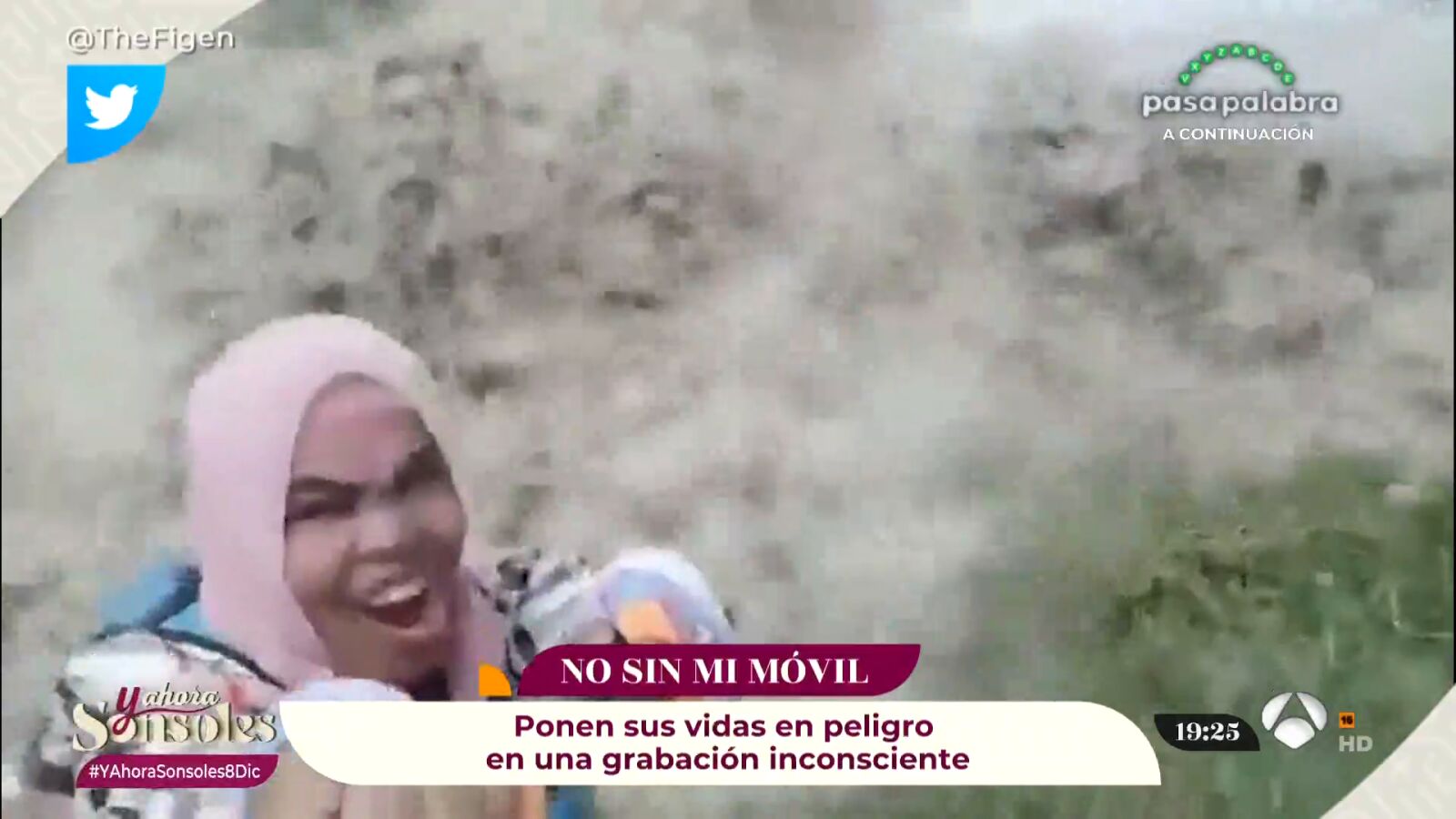El vídeo viral que demuestra que usar el móvil está bien... ¡Pero no cuando te va a absorber una ola!