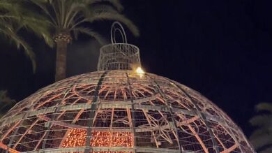 Se incendia parcialmente en Alicante la bola de Navidad más grande de España