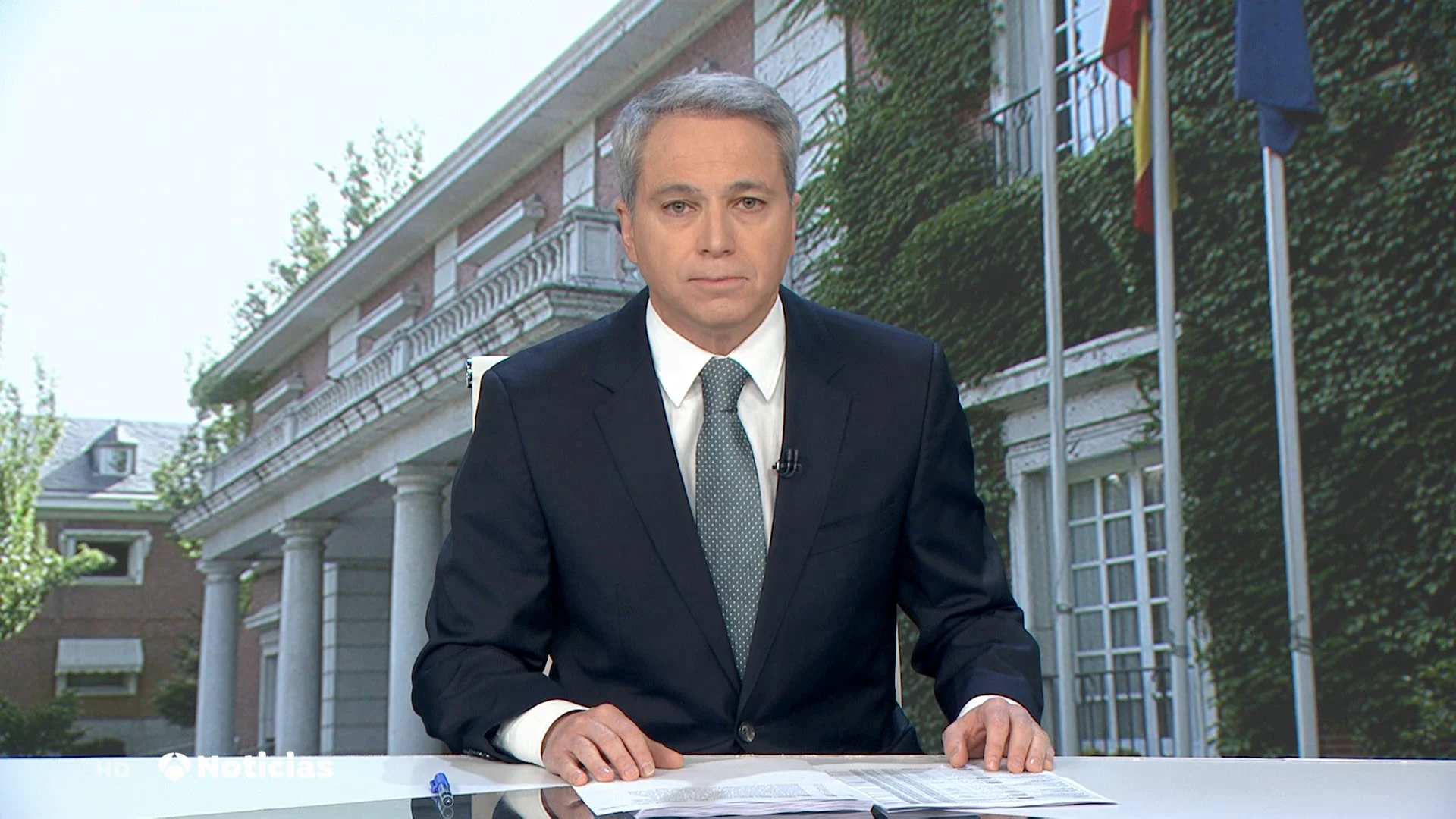 Vicente Vallés: "Moncloa ha cambiado de táctica: en lugar de colocar una decisión polémica detrás de otra, ahora las pone todas juntas" Vicente Vallés: "Moncloa ha cambiado de táctica: en lugar de colocar una decisión polémica detrás de otra, ahora las pone todas juntas"