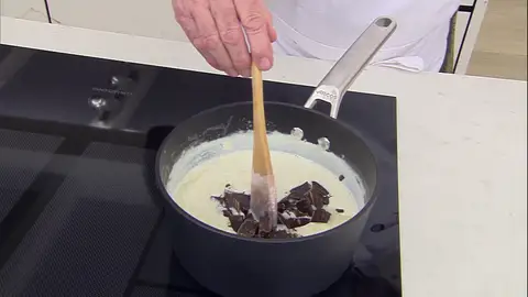 Agrega el azúcar y el chocolate Agrega el azúcar y el chocolate