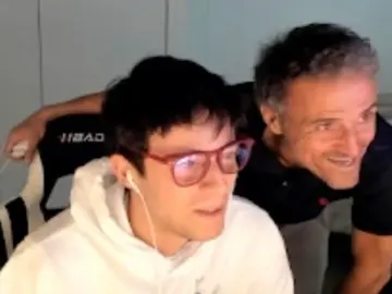 Luis Enrique reaparece por sorpresa en el Twitch de su hijo Luis Enrique reaparece por sorpresa en el Twitch de su hijo