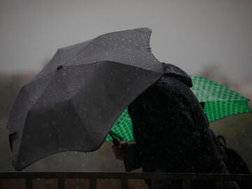 Personas se protegen de la lluvia en Córdoba