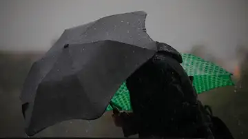 Personas se protegen de la lluvia en Córdoba