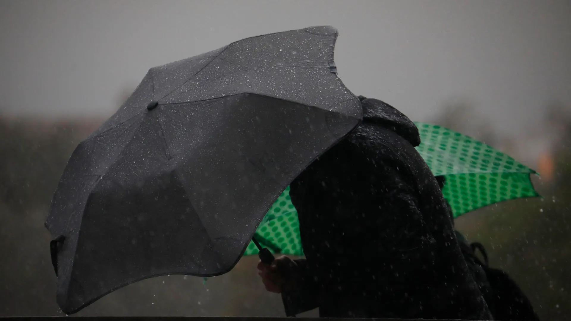 Personas se protegen de la lluvia en Córdoba Personas se protegen de la lluvia en Córdoba