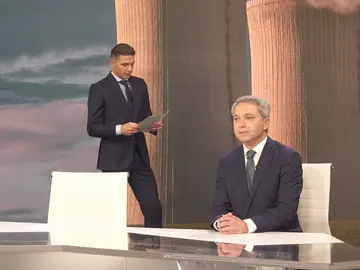 El making of más divertido de ‘Joaquín, el novato’ con Vicente Vallés: desde su porte en traje hasta su dificultad para leer el teleprónter El making of más divertido de ‘Joaquín, el novato’ con Vicente Vallés: desde su porte en traje hasta su dificultad para leer el teleprónter