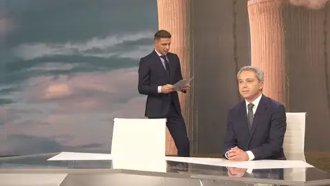 El making of más divertido de ‘Joaquín, el novato’ con Vicente Vallés: desde su porte en traje hasta su dificultad para leer el teleprónter El making of más divertido de ‘Joaquín, el novato’ con Vicente Vallés: desde su porte en traje hasta su dificultad para leer el teleprónter