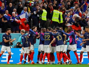 Los jugadores franceses celebran el gol decisivo de Giroud ante Inglaterra 
