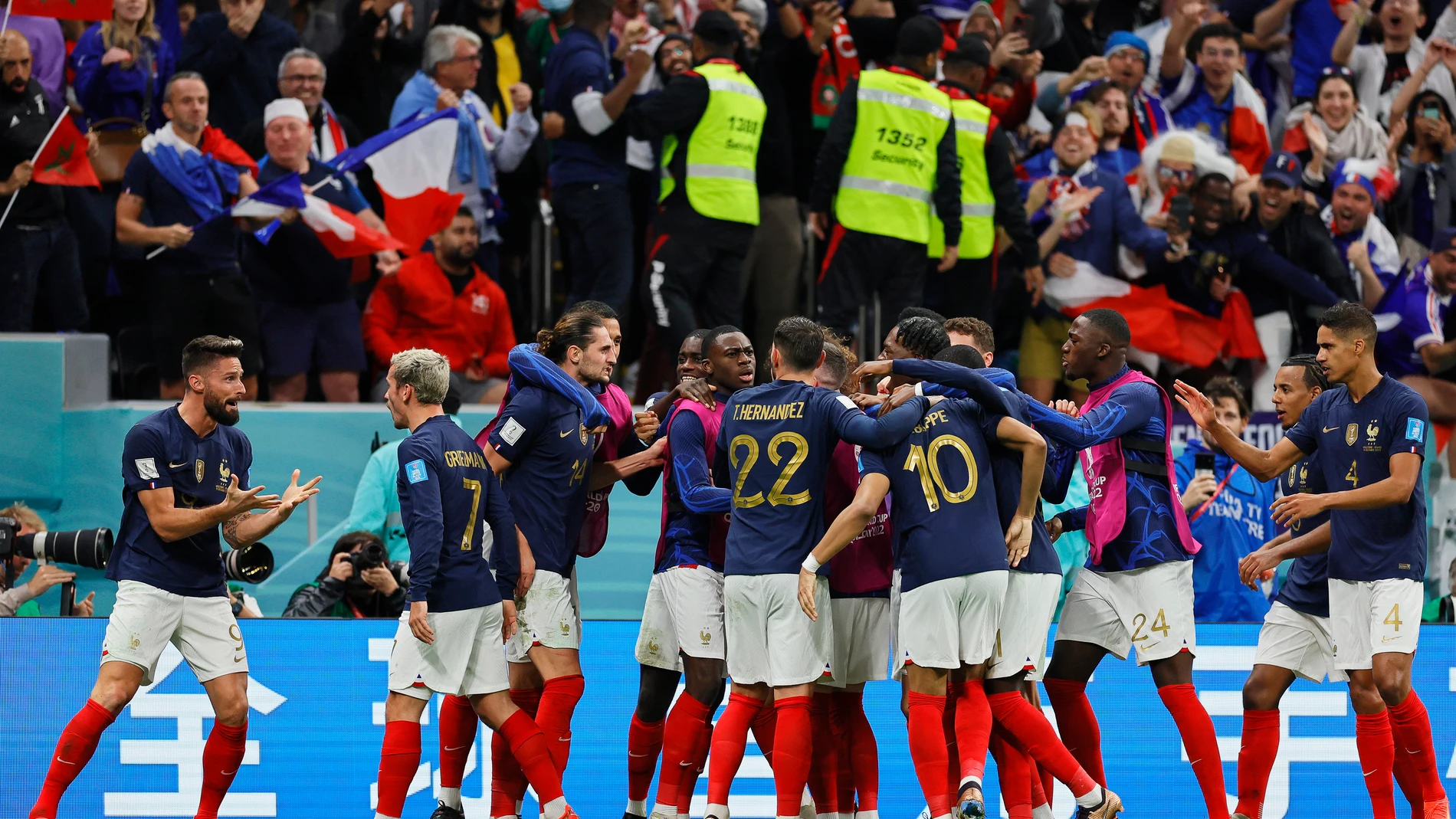 Los jugadores franceses celebran el gol decisivo de Giroud ante Inglaterra 