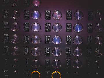Imagen de archivo de los botones de un ascensor