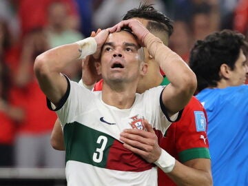 Pepe se lamenta en el partido entre Portugal y Marruecos