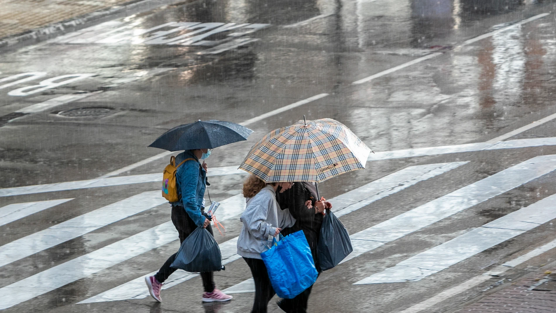 Imagen de archivo de gente con lluvia