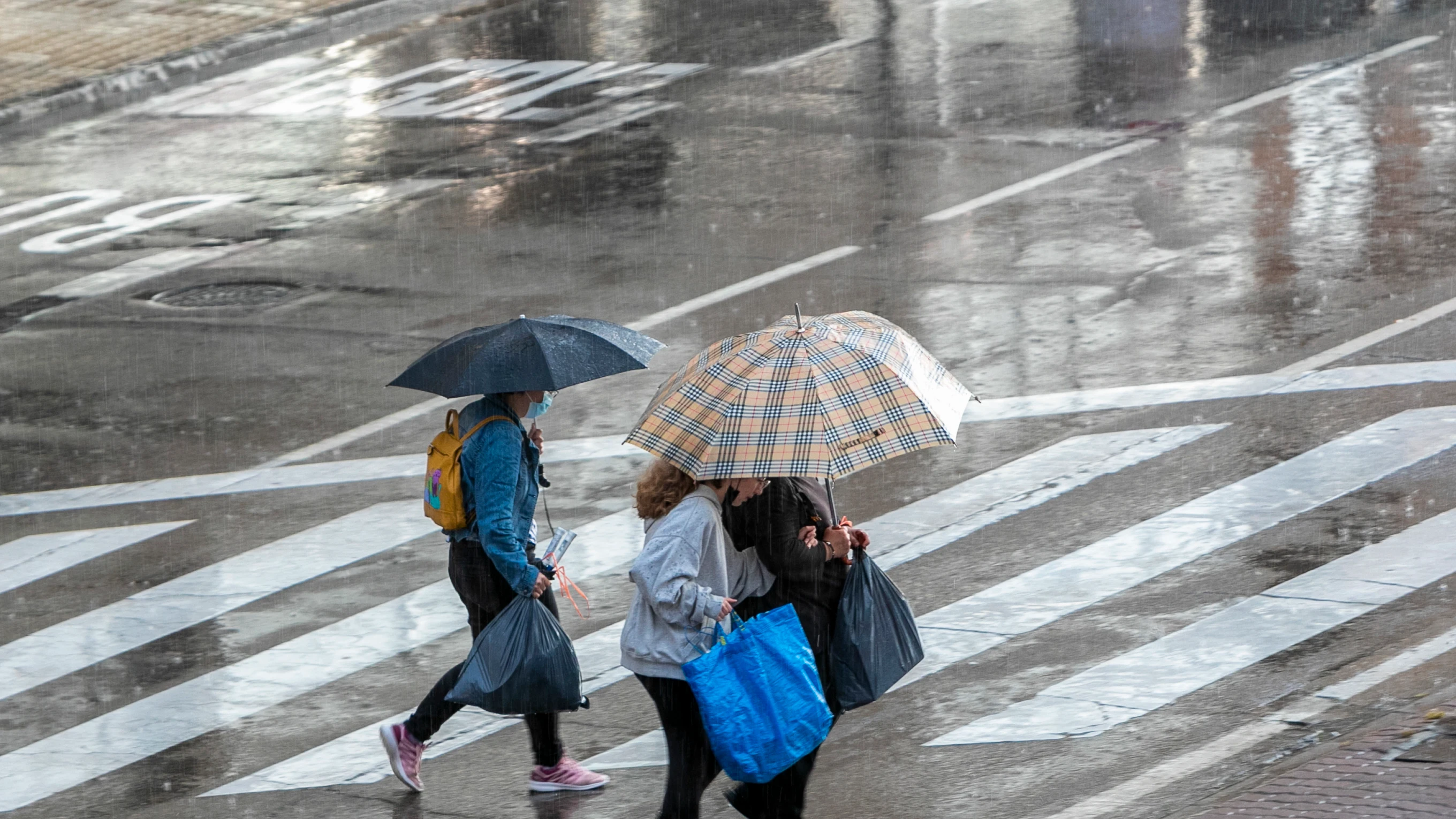 Imagen de archivo de gente con lluvia Imagen de archivo de gente con lluvia