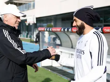 Ancelotti y Benzema se saludan en Valdebebas Ancelotti y Benzema se saludan en Valdebebas