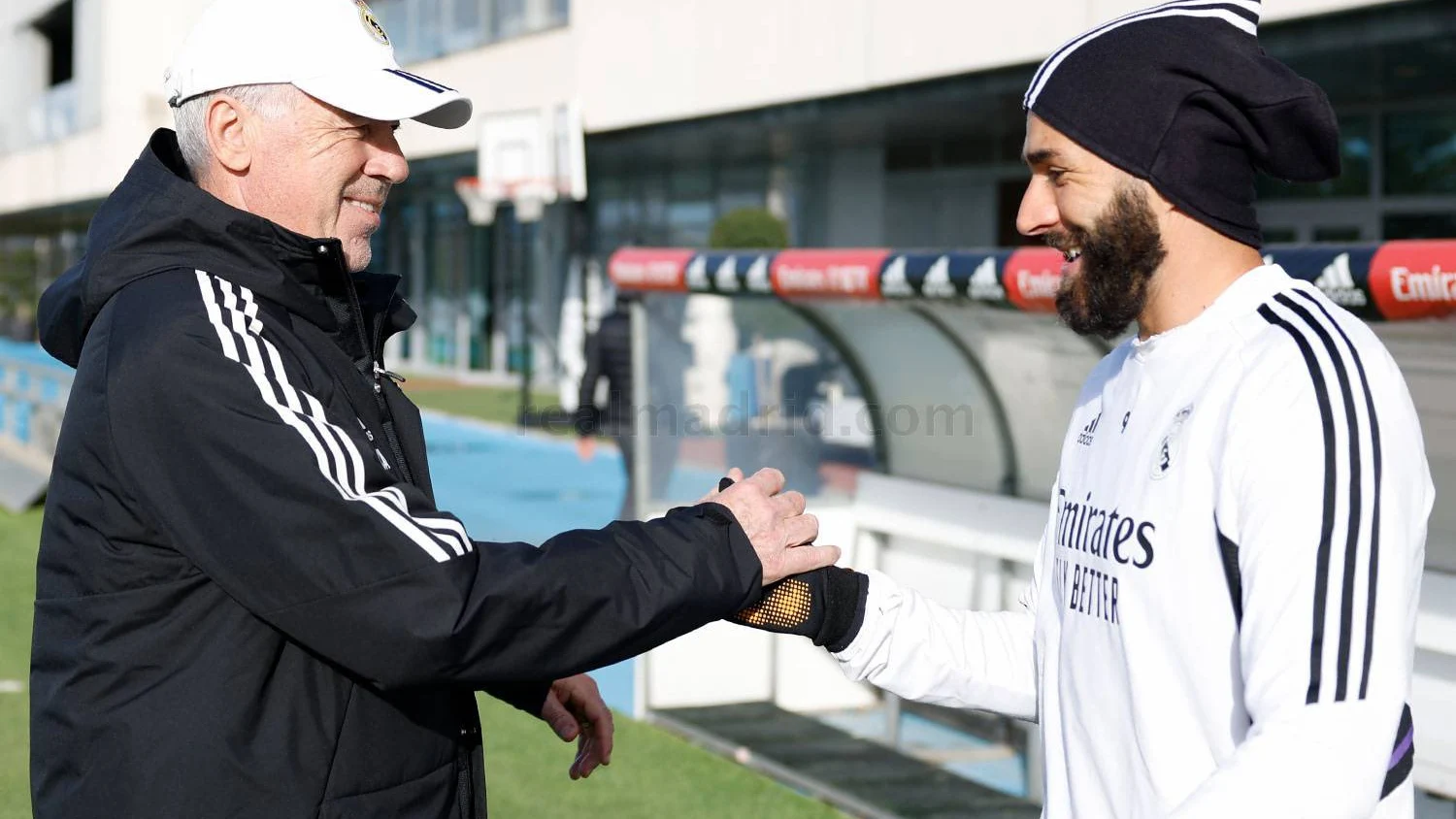 Ancelotti y Benzema se saludan en Valdebebas Ancelotti y Benzema se saludan en Valdebebas