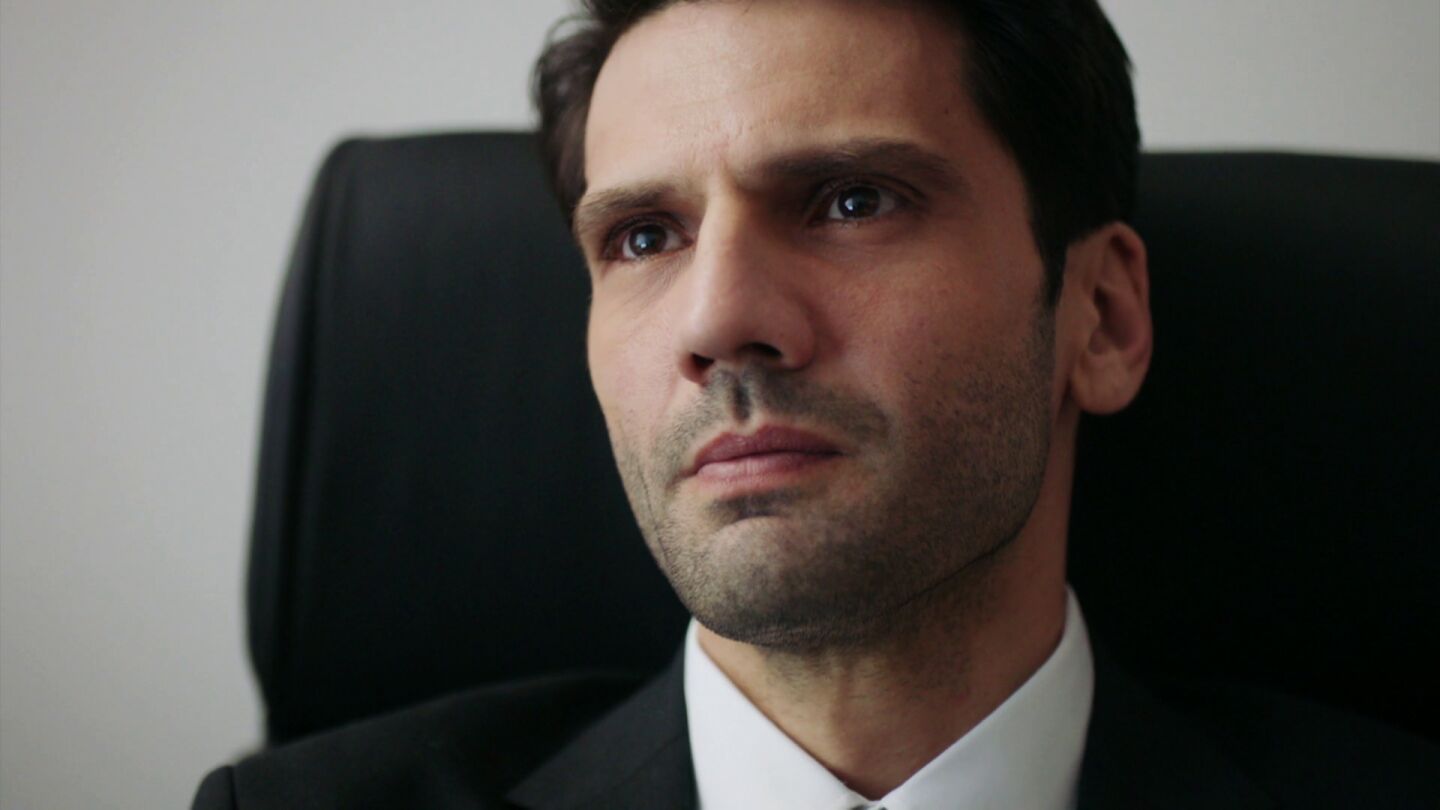 Engin pone en marcha su venganza y su próxima víctima, después de su padre y Eren, es… ¡Ilgaz! 