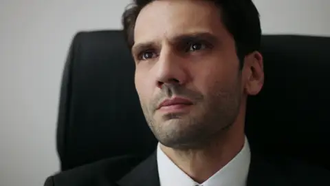 Engin pone en marcha su venganza y su próxima víctima, después de su padre y Eren, es… ¡Ilgaz! Engin pone en marcha su venganza y su próxima víctima, después de su padre y Eren, es… ¡Ilgaz!