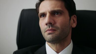 Engin pone en marcha su venganza y su próxima víctima, después de su padre y Eren, es… ¡Ilgaz! 