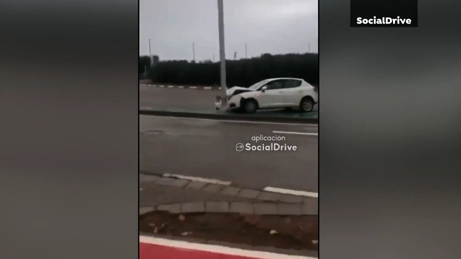 Vídeo: un hombre sufre un bajón de azúcar entra dirección contraria, se sube a la rotonda y choca contra una farola Vídeo: un hombre sufre un bajón de azúcar entra dirección contraria, se sube a la rotonda y choca contra una farola
