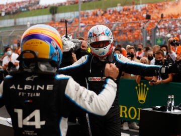 Alonso y Ocon celebran la victoria del francés en el GP de Hungría 2021