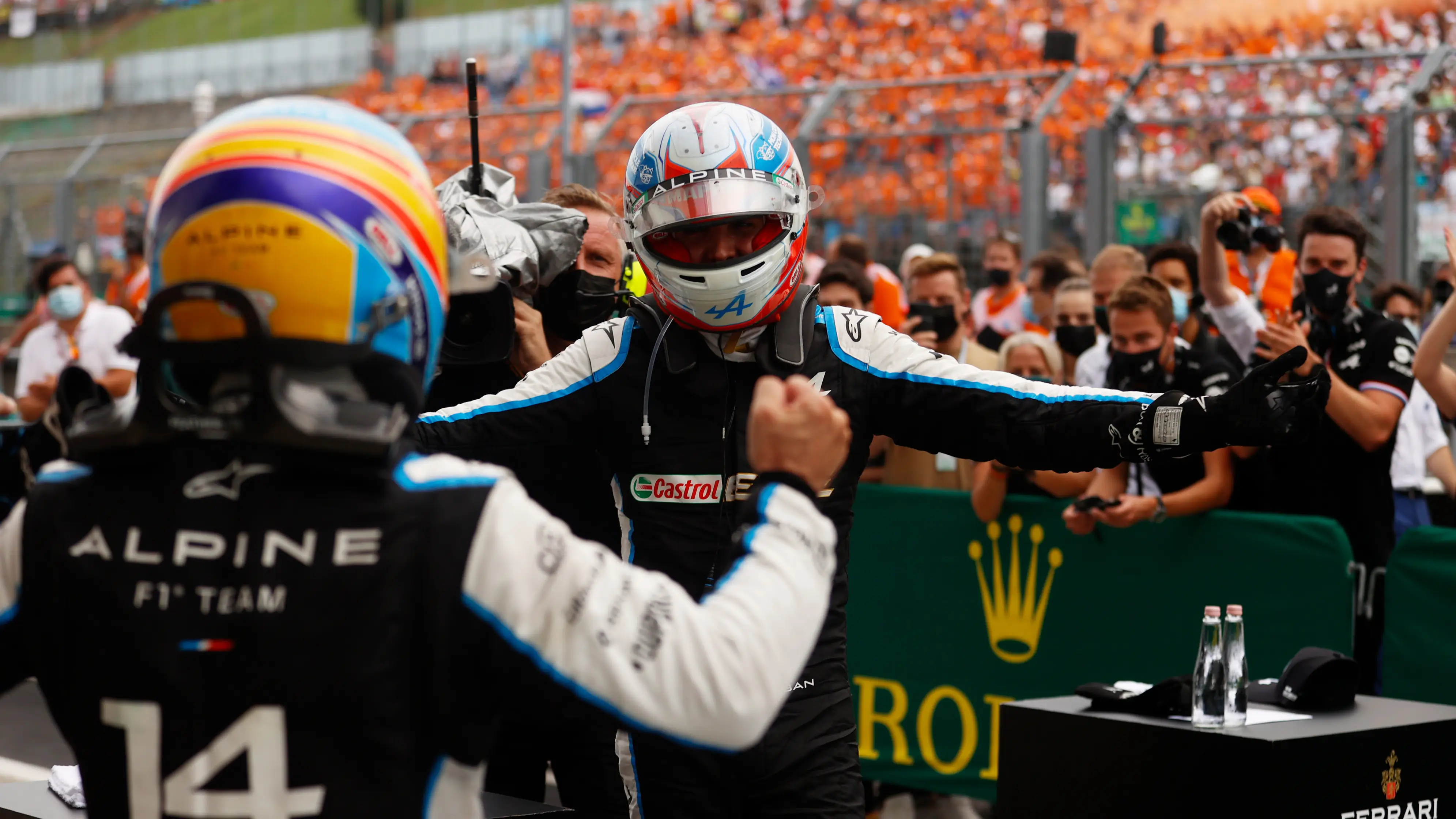 Alonso y Ocon celebran la victoria del francés en el GP de Hungría 2021 Alonso y Ocon celebran la victoria del francés en el GP de Hungría 2021