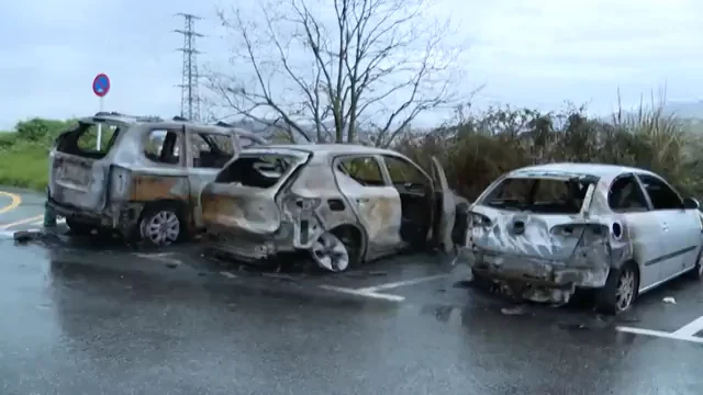 El v&iacute;deo que muestra a los coches calcinados