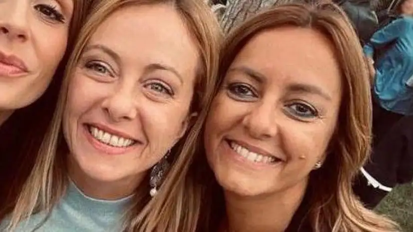 Georgia Meloni junto a su amiga fallecida en el tiroteo Georgia Meloni junto a su amiga fallecida en el tiroteo