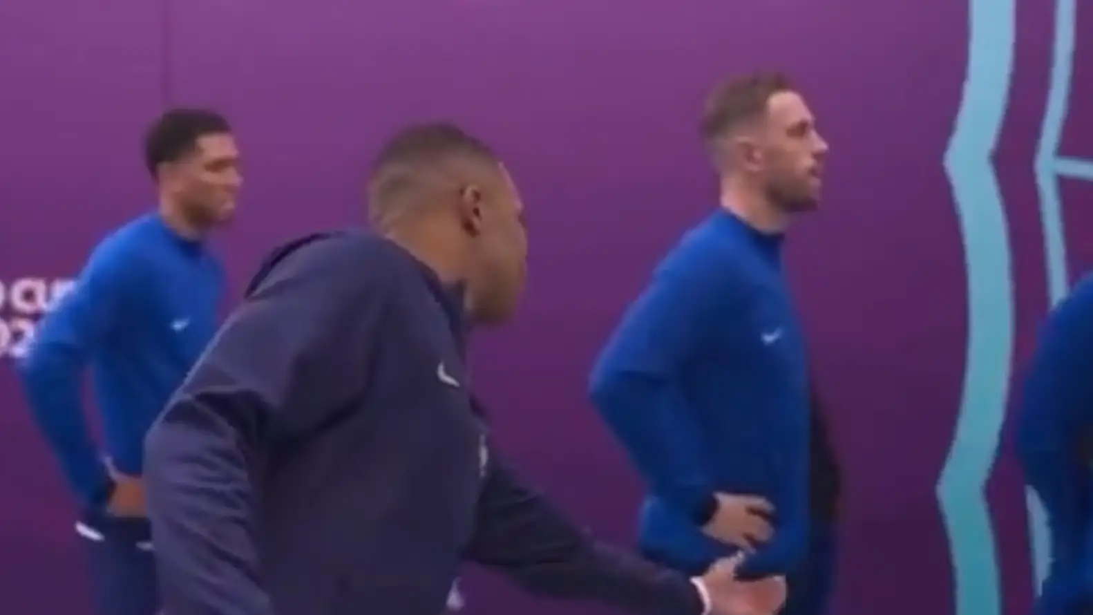 Kylian Mbappé, ignorado en el túnel de vestuarios Kylian Mbappé, ignorado en el túnel de vestuarios