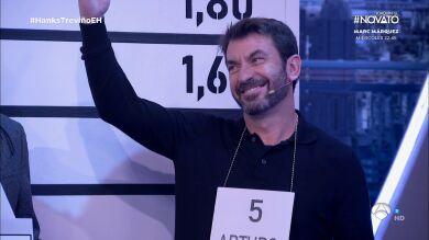 Arturo Valls se cuela en la 'rueda de reconocimiento' de las hormigas: ¿Adivinarán Tom Hanks y Mariana Treviño quién es? 