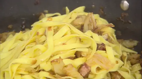 Escurre la pasta e introdúcela en la cazuela de la berza Escurre la pasta e introdúcela en la cazuela de la berza