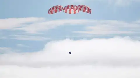 Cápsula Orión en Océano Pacífico Cápsula Orión en Océano Pacífico