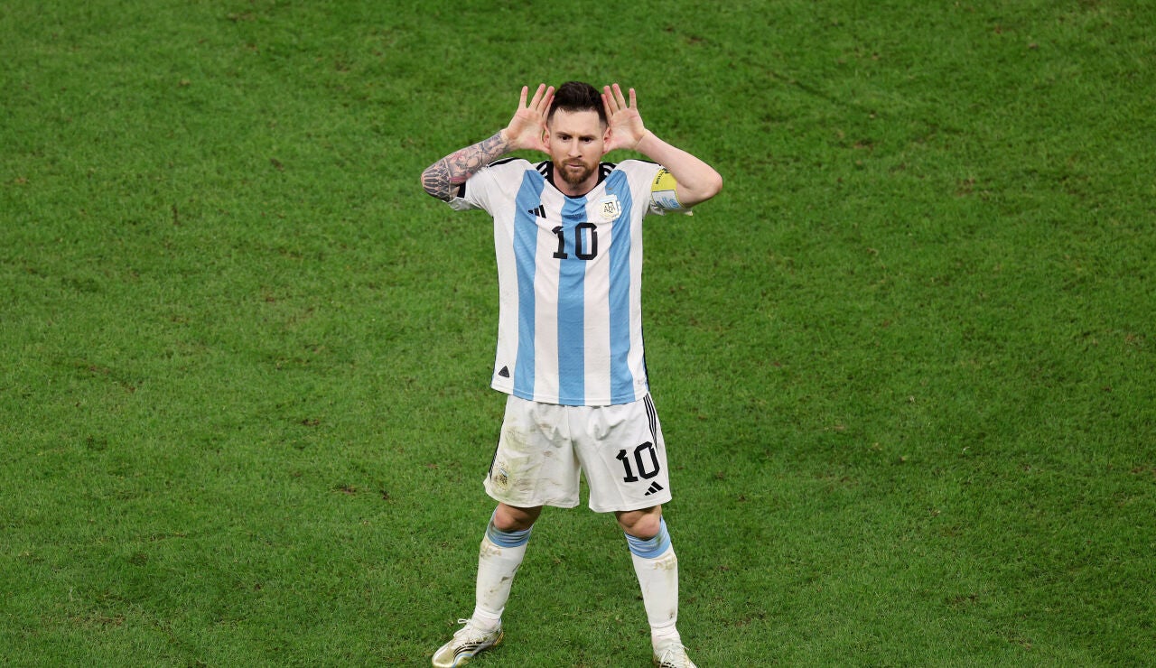 Messi hace el gesto de Riquelme frente al banquillo de Países Bajos