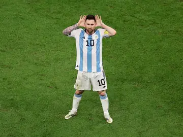 Messi hace el gesto de Riquelme frente al banquillo de Países Bajos Messi hace el gesto de Riquelme frente al banquillo de Países Bajos