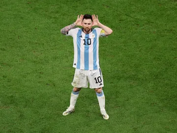 Messi hace el gesto de Riquelme frente al banquillo de Países Bajos Messi hace el gesto de Riquelme frente al banquillo de Países Bajos
