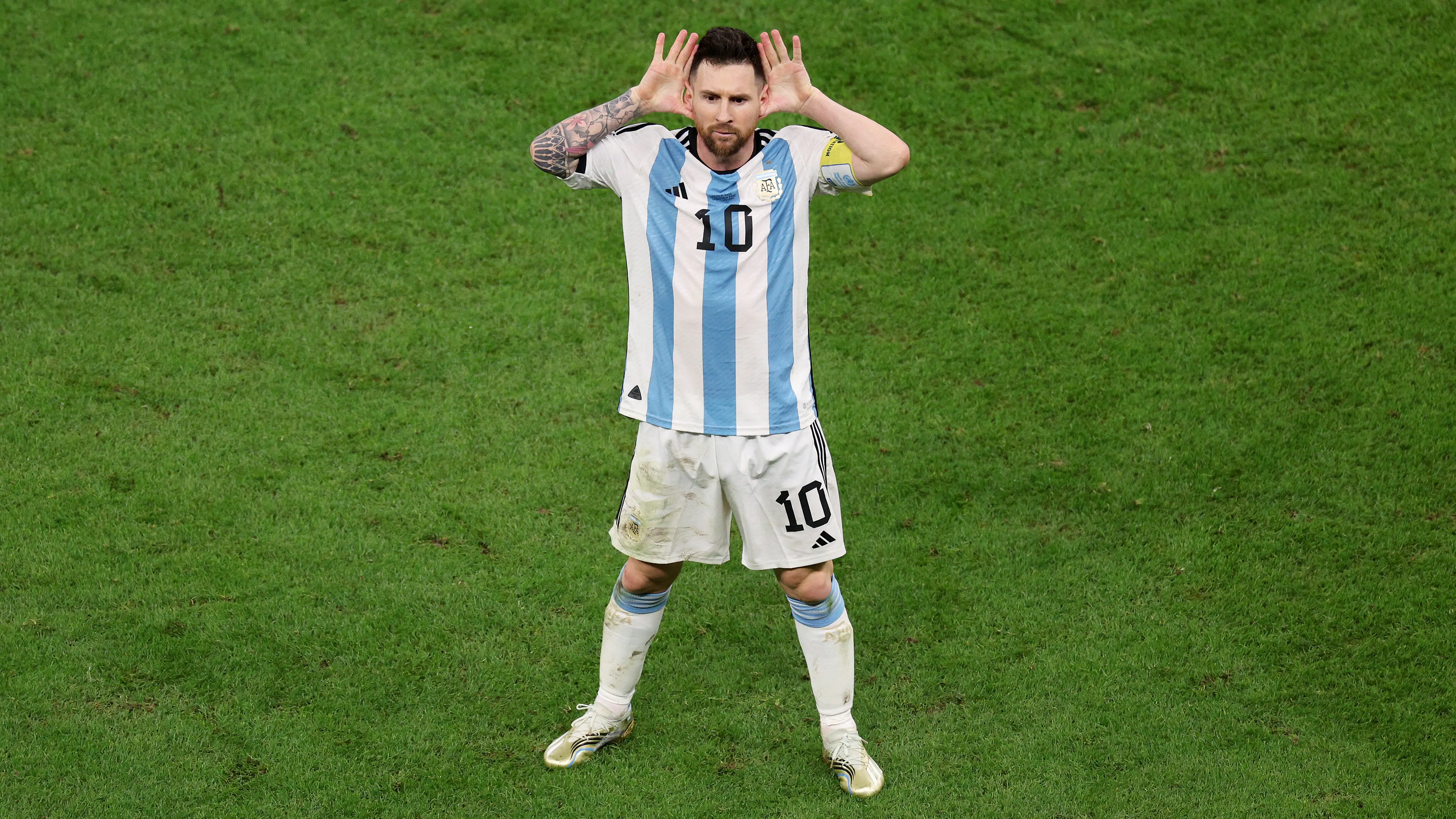 Messi hace el gesto de Riquelme frente al banquillo de Países Bajos Messi hace el gesto de Riquelme frente al banquillo de Países Bajos