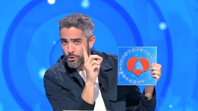 La gran duda de Roberto Leal con el bonito regalo de una espectadora de ‘Pasapalabra’