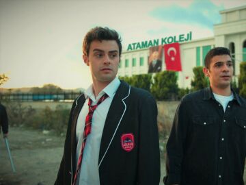 ¡Pelea a las puertas del colegio Ataman: ¡Los ladrones van en busca de Ömer! 
