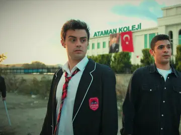 ¡Pelea a las puertas del colegio Ataman: ¡Los ladrones van en busca de Ömer! ¡Pelea a las puertas del colegio Ataman: ¡Los ladrones van en busca de Ömer!
