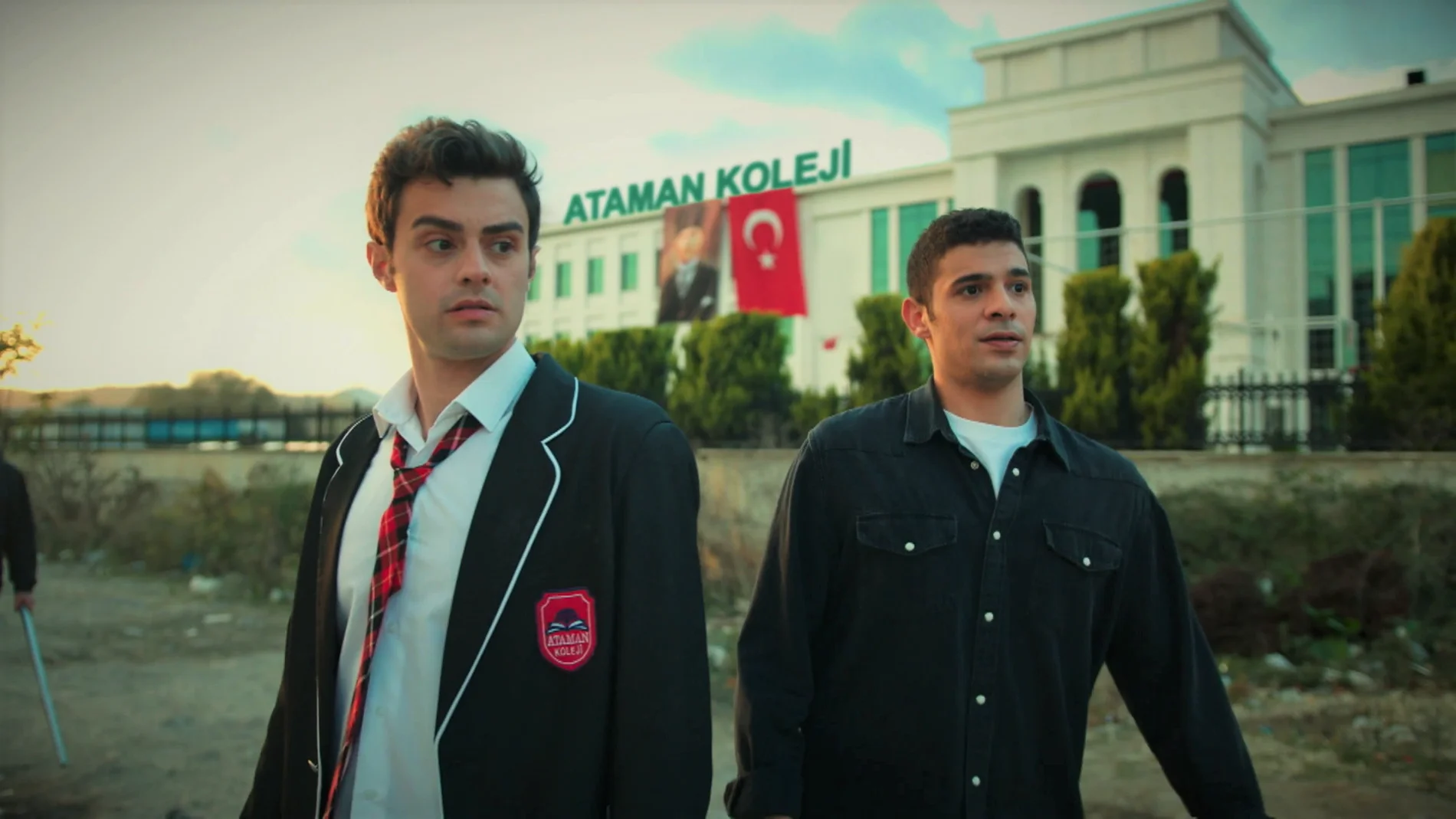 ¡Pelea a las puertas del colegio Ataman: ¡Los ladrones van en busca de Ömer! 