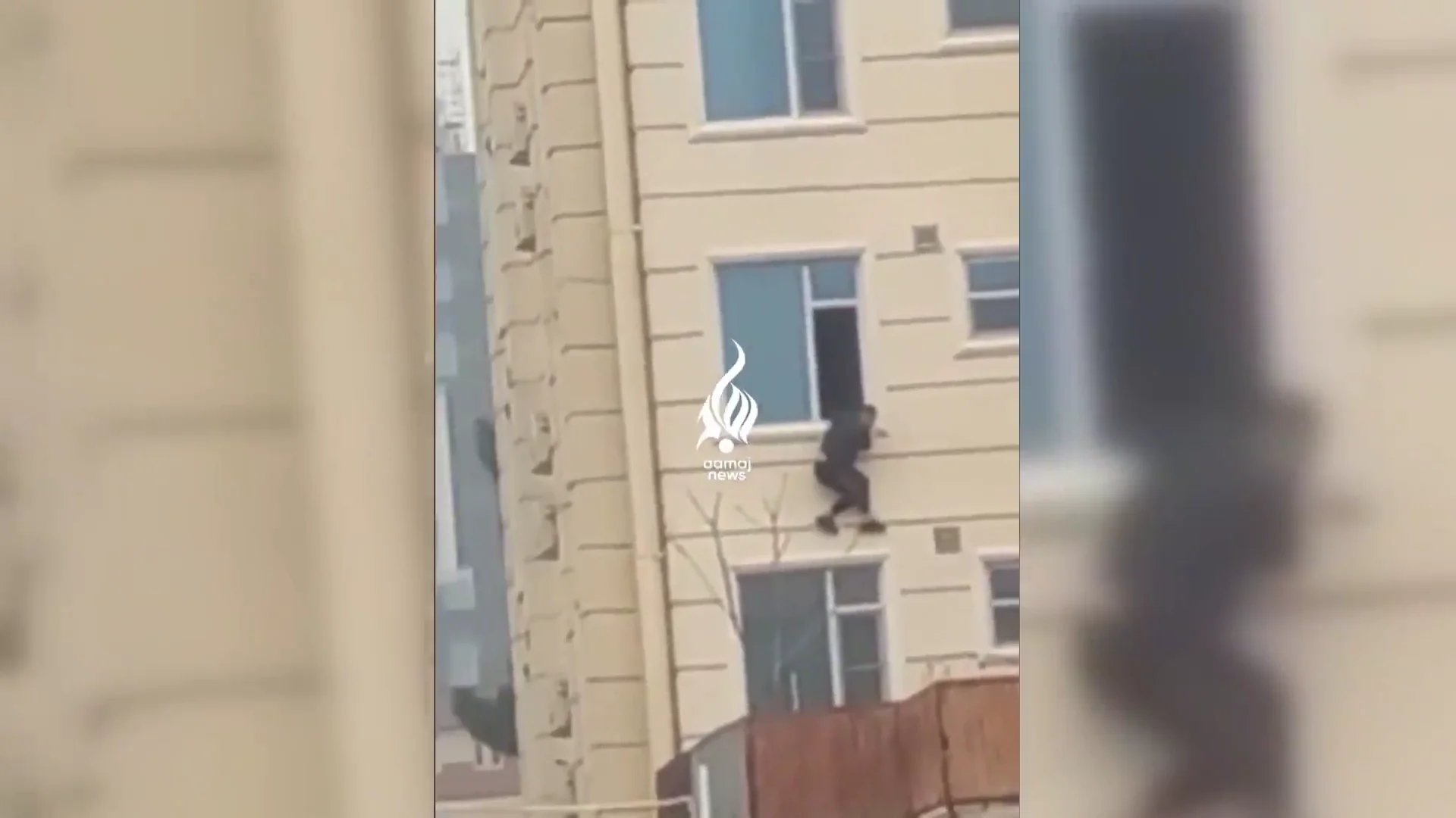Una persona trata de escapar por la ventana en un tiroteo en Kabul Una persona trata de escapar por la ventana en un tiroteo en Kabul