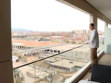 Los vecinos creen que el sonido procede de una de las naves de un solar próximo a las viviendas Los vecinos creen que el sonido procede de una de las naves de un solar próximo a las viviendas