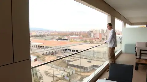 Los vecinos creen que el sonido procede de una de las naves de un solar próximo a las viviendas Los vecinos creen que el sonido procede de una de las naves de un solar próximo a las viviendas